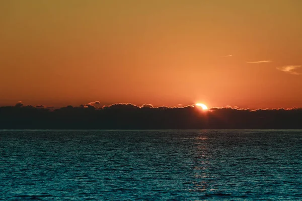 Alba o tramonto sulla superficie del mare — Foto Stock