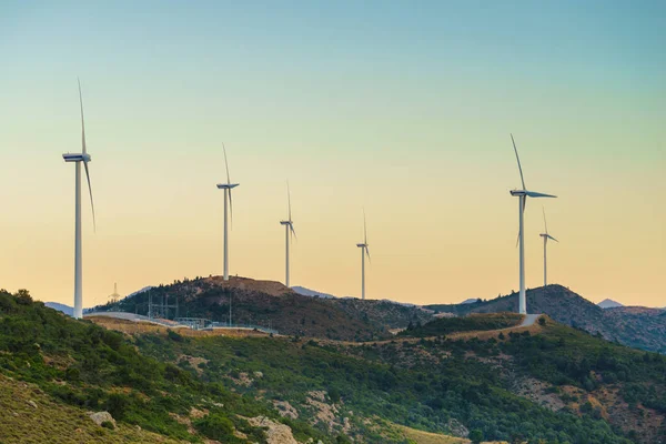 ギリシャの丘の上の風車 — ストック写真