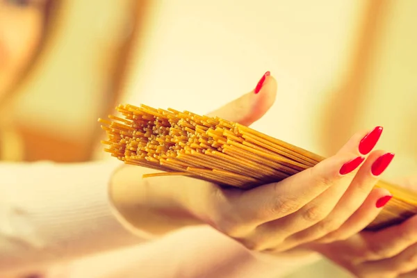 Vrouw bedrijf lange pasta — Stockfoto