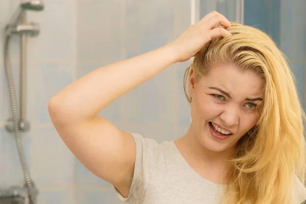 Feminino tendo problema com o cabelo loiro — Fotografia de Stock
