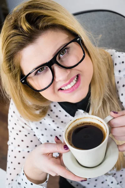 Glückliche Frau im Büro trinkt heißen Kaffee — Stockfoto