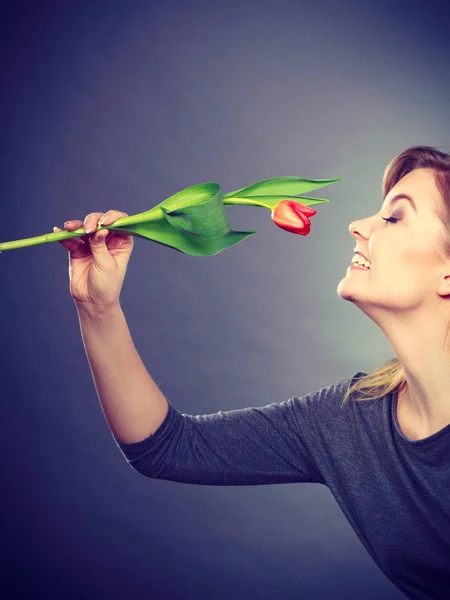 Encantadora mujer oliendo la flor siente la paz . — Foto de Stock