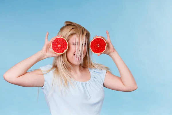 Vrouw met rode grapefruit gek windblown haar — Stockfoto