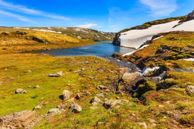 Dağlar manzara. Norveç Manzaralı yoldan Aurlandsfjellet