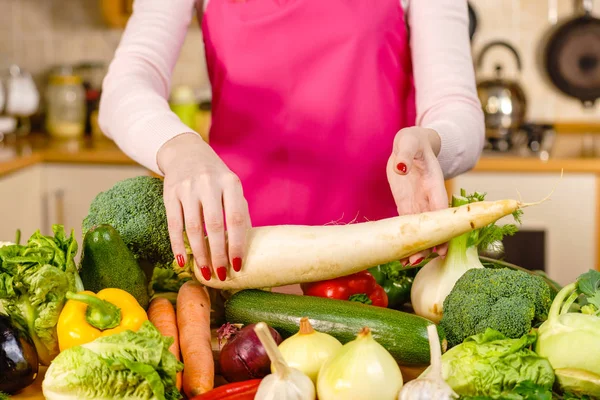 Frauenhand mit weißem Raddish — Stockfoto