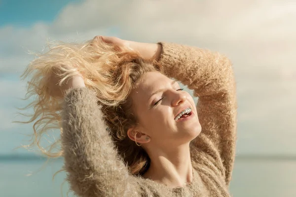 Femme heureuse en plein air portant pull — Photo