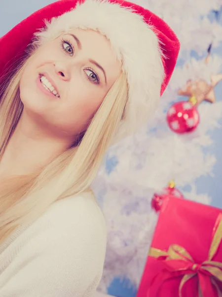 サンタ クロースの帽子を身に着けている幸せな若い女 — ストック写真