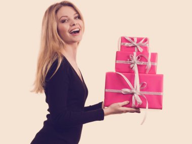 Pembe hediye kutuları yığını tutan kız