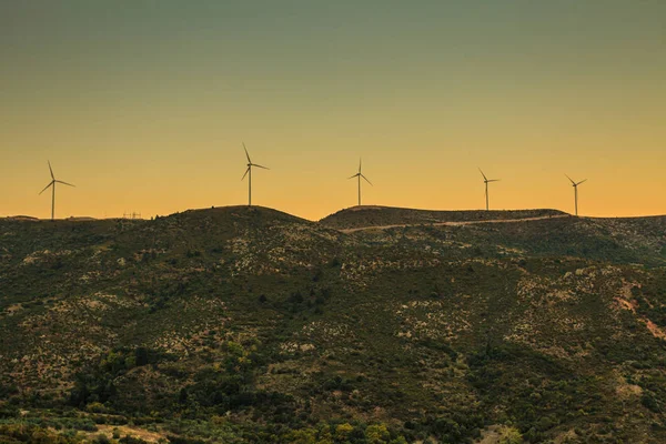 山の日没時に風力タービン農場 — ストック写真