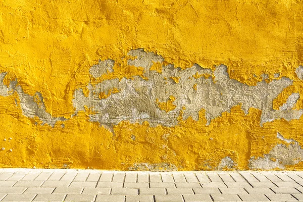 Velho Resistido Pintado Cor Amarela Descascamento Parede Grunge Fundo — Fotografia de Stock
