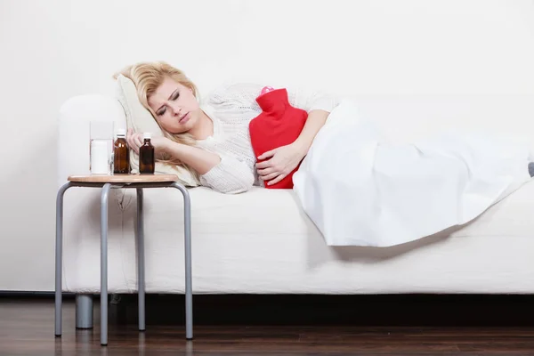 Vrouw gevoel maag krampen liggend op cofa — Stockfoto