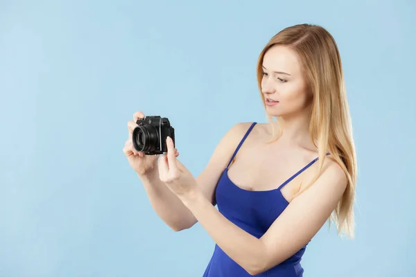 Blonde Frau mit Kamera auf blau — Stockfoto