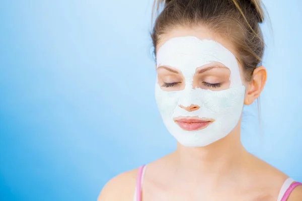 Chica con máscara de barro blanco seco en la cara — Foto de Stock