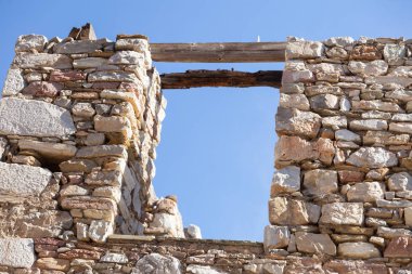 Harabeler üzerinde iki ahşap tahta