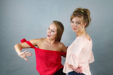 İki kadın etrafta dolanıyor.