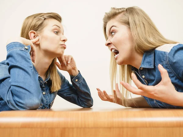 Duas mulheres discutindo briga — Fotografia de Stock