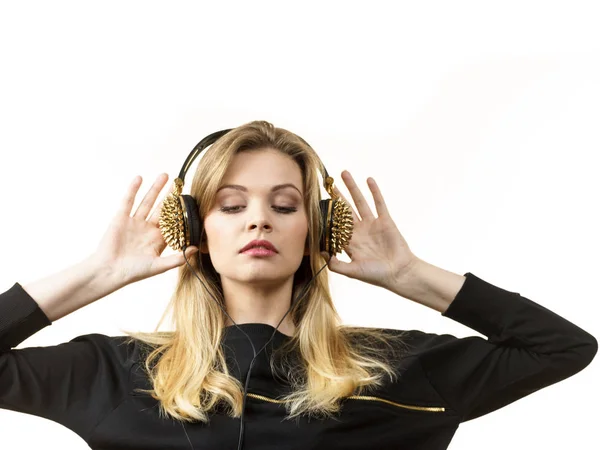 Mujer adolescente con auriculares — Foto de Stock