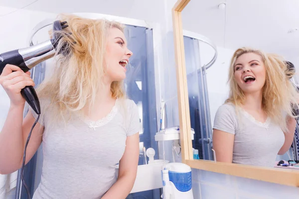 Mulher fazendo cachos com difusor de secador de cabelo — Fotografia de Stock