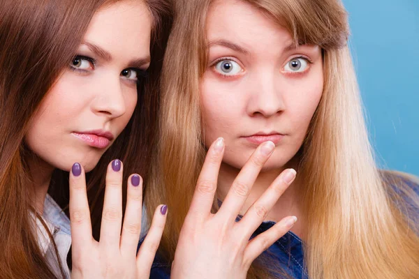 Comparação de meninas com e sem maquiagem . — Fotografia de Stock