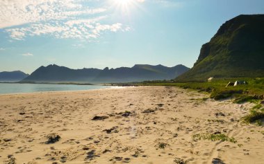 Karadeniz kıyısında kumlu plaj, Lofoten Norveç ile