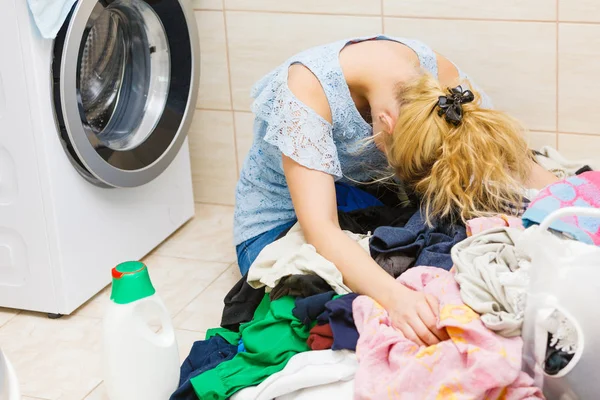 Chica infeliz con ropa sucia lavandería . — Foto de Stock