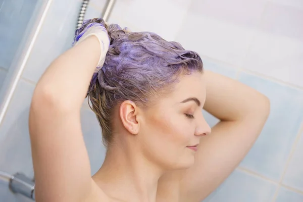Vrouw toner shampoo toe te passen op haar haren — Stockfoto