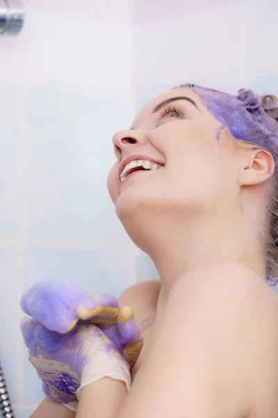 Kvinna applicera tonern schampo på hennes hår — Stockfoto