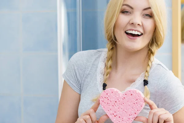 Mujer rubia en trenzas sosteniendo el corazón —  Fotos de Stock