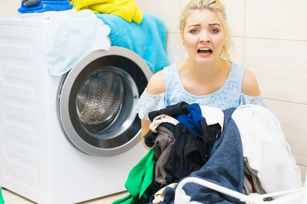 Mujer infeliz que tiene un montón de ropa — Foto de Stock