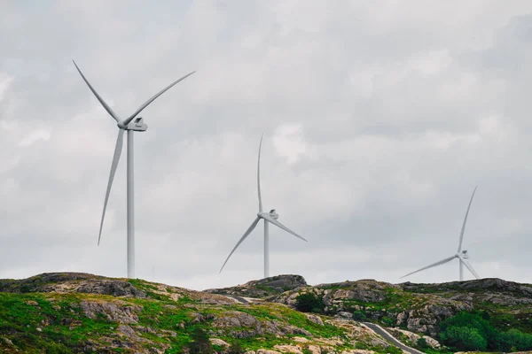 Větrné turbíny farmy na kopcích pobřeží — Stock fotografie