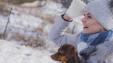 Kış aylarında köpekle oynamayı kadın