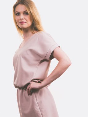 Rahat pembe tunik elbise giyen erkek