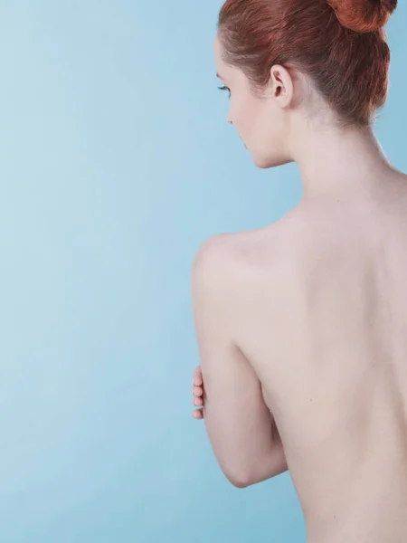 Jonge vrouw met naakte rug — Stockfoto