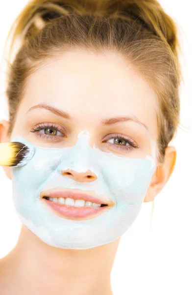 Girl apply green mud mask to face — Stock Photo, Image