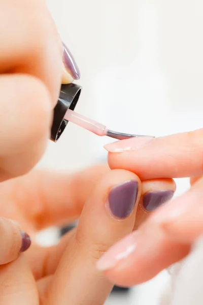 Woman in beauty salon getting manicure done. — Stock Photo, Image