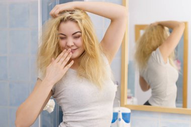 Mutlu taze sarışın kadın banyoda