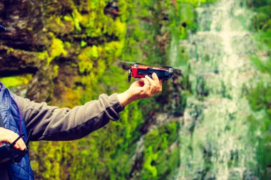 Drone'u çalıştırın, elden fırlatın