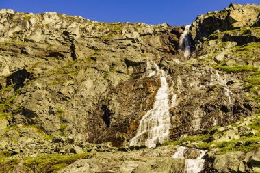 Dağlardaki şelale. Norveç rotası Sognefjellet