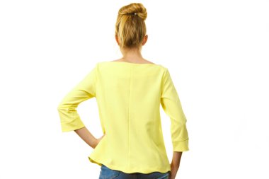 Sıradan kıyafetler giyen bir kadın.