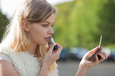 Kırmızı ruj süren kadın.