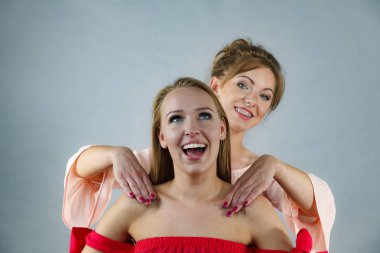 İki kadın etrafta dolanıyor.