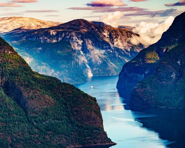 Fjord landschap Aurlandsfjord in Noorwegen — Stockfoto