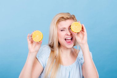 Limonlu narenciye gözleriyle kapsayan kız