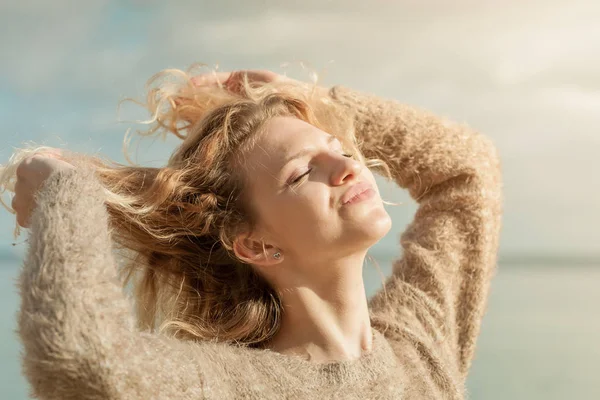 Femme heureuse en plein air portant pull — Photo