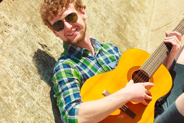 Giovane uomo hipster barbuto con chitarra all'aperto — Foto Stock