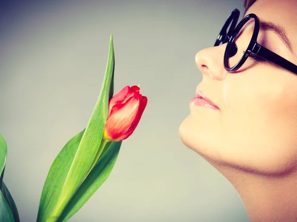 Mulher encantadora cheirando flor sentir paz . — Fotografia de Stock