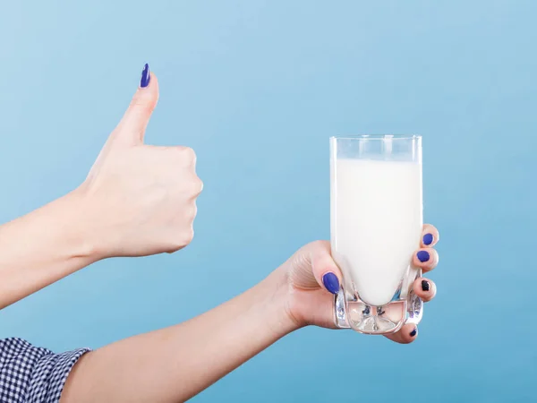 Vrouw hand met glas melk — Stockfoto