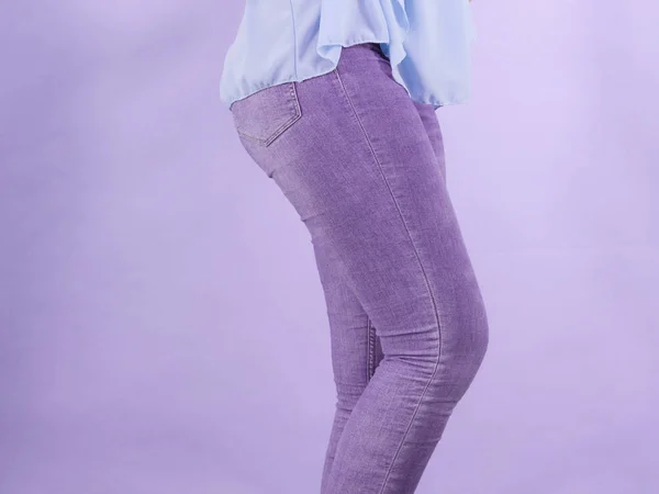 Жінка в вузьких тонких джинсах — стокове фото