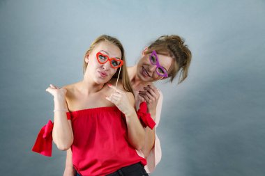 Karnaval maske ile iki kadın