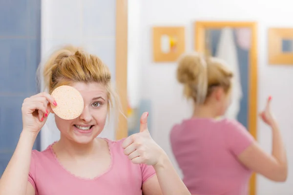 Donna che ha il gel di lavaggio su spugna di tenuta di faccia — Foto Stock